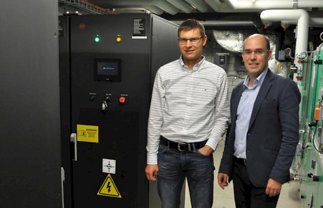 Sandro Mutter und Hans-Peter Burgener vor dem neuen Batteriespeicher