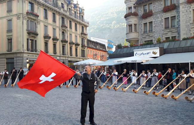 Über 60 Alphornbläser haben sich auf dem Sebastiansplatz in Brig versammelt.