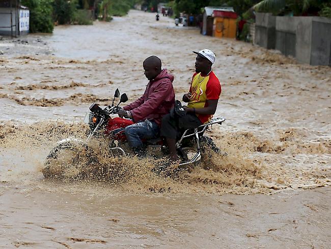 Der Hurrikan "Matthew" brachte schwere Überschwemmungen nach Haiti: Die Behörden gehen davon aus, dass die Zahl der Todesopfer, bis Mittwochabend waren es zehn, noch steigen wird.