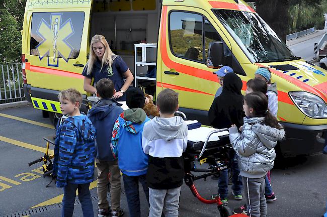 Das Ambulanzauto einmal von nahem betrachten: Für die Kinder ein Highlight.