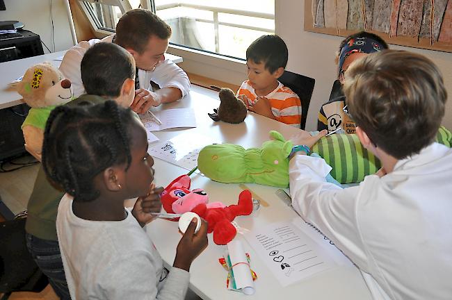 Wie gehts uns denn heute? Die Kinder schlüpften für einmal in die Rolle des Arztes.