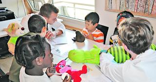 Wie gehts uns denn heute? Zusammen mit den Berner Medizinstudenten untersuchten die Kinder ihre Pl&uuml;schtiere.  