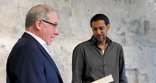 Arnold Steiner &uuml;bergibt den Spycher-Preis 2016 an Abbas Khider. 