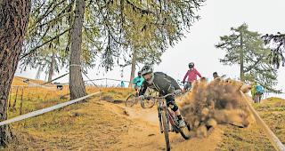 Spektakul&auml;r. Fahrfehler von Janosch Klaus  &ndash;  nach einem nassk&uuml;hlen Morgen wurde die Staubentwicklung im Laufe des Tages wieder gr&ouml;sser. 