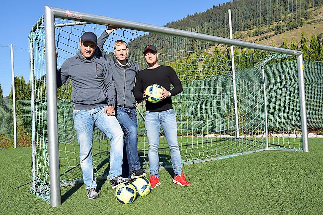 Noch keinen Dress, dafür aber schon Bälle: FC-Guttet-Feschel-Trainer Florian Schnyder und Marek Locher sowie Präsident Cy-Robert Schmidt. (v. l.)