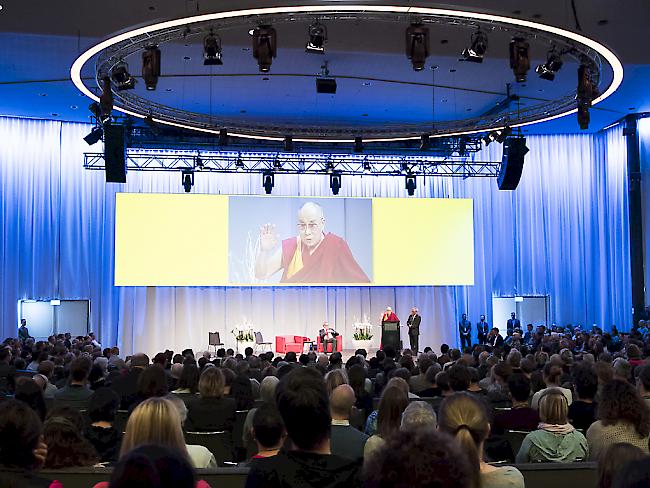 Der Dalai Lama sprach im ausverkauften Berner Kursaal zu seinen Anhängern.