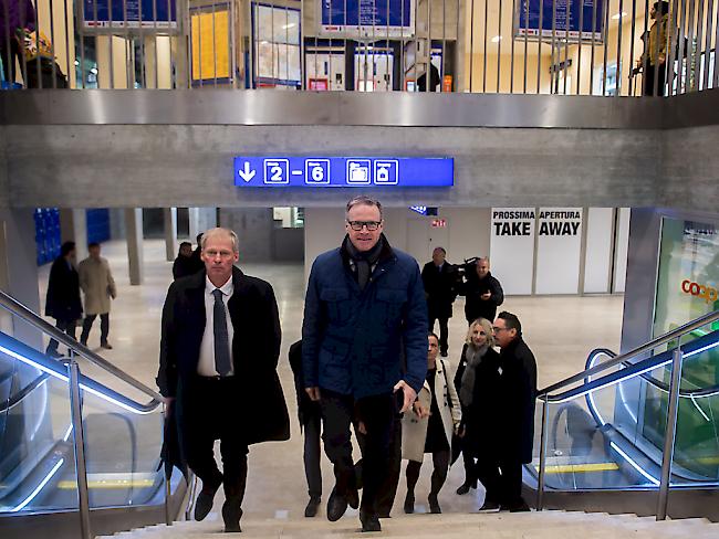 SBB-Chef Andreas Meyer (rechts) und der Tessiner Staatsrat Claudio Zali (links) haben den sanierten Bahnhof Bellinzona am Freitag offiziell eröffnet.