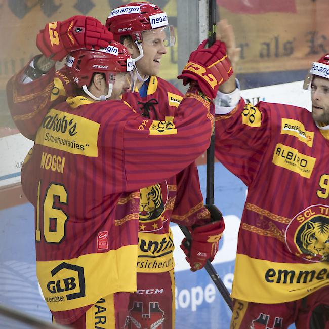 Claudio Moggi (links) brachte die SCL Tigers bereits nach 26 Sekunden in Führung