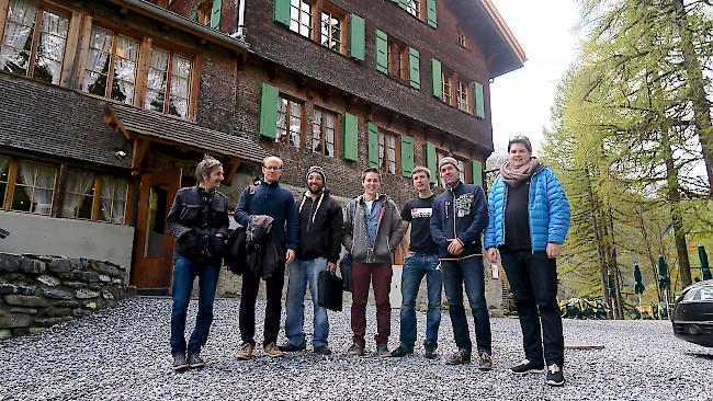 Die Mitglieder (v.l.n.r.): Walter Schwery (Maler, Buchbinder), Aurel Waeber (Archivar und Kunstliebhaber), Heinrich Eyer (Lichtkünstler), Martin Lochmatter (Laserkünstler), Christian Tscherrig (Musiker und Fotograf), David Bumann (Lichtkünstler und Fotograf) und Matthias Kalbermatter (Fotograf und Maler)