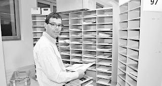 Letzte Sortierungen. Yvo Grand von der Briefzustellung Brig kurz vor dem Start seiner Tour. Eine gute Organisation und klare Abl&auml;ufe sind extrem wichtig, damit die Sendungen korrekt und p&uuml;nktlich zugestellt werden k&ouml;nnen. 