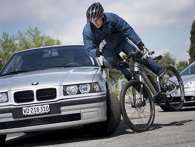 Im Alter nehmen die räumlich-visuellen Fähigkeiten ab. Auch deshalb ist die Unfallgefahr für Senioren auf E-Bikes gross. (Symbolbild)