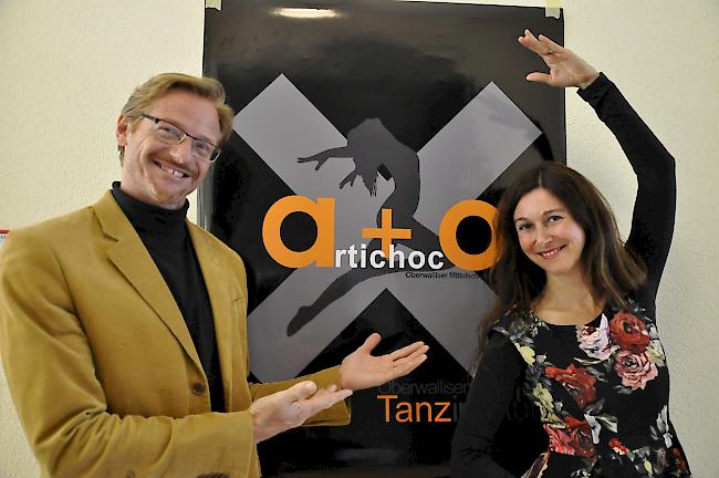 Olivier Mermod, Direktor der OMS, stellt die Räumlichkeiten bereit. Jeannette Salzmann sorgt für den passenden Körperausdruck.
