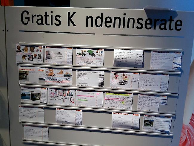 Tatort. An dieser Pinwand  im Coop Visp wurden die Gratis-Kundeninserate der Lehrtochter unter deren Telefonnummern platziert.