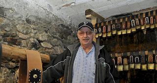 Der Agarner Odilo Ittig f&uuml;hrt beim Gr&uuml;nen Zimmer in Agarn die Glockenb&ouml;rse durch.