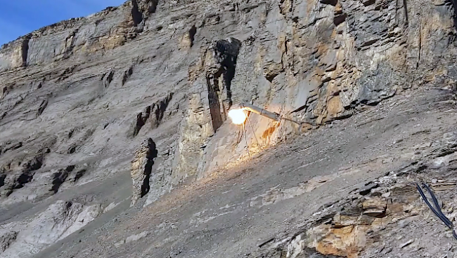 Ein Gasgemisch aus Propan und Sauerstoff explodiert in einem der Zündrohre auf der Gemmi.