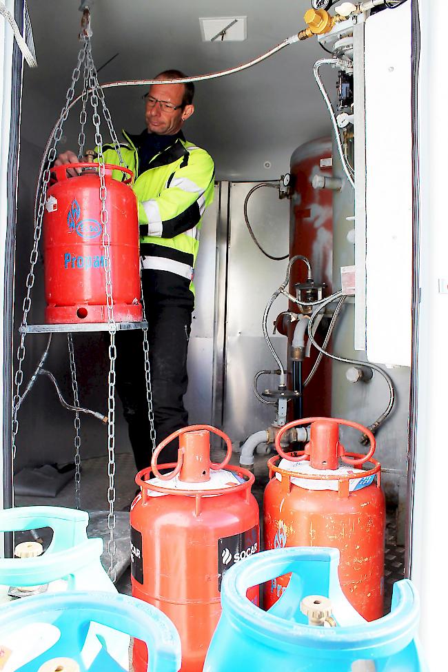 Adrian Ruppen überprüft im Container die Befüllung der Propan- und Sauerstoffflaschen.