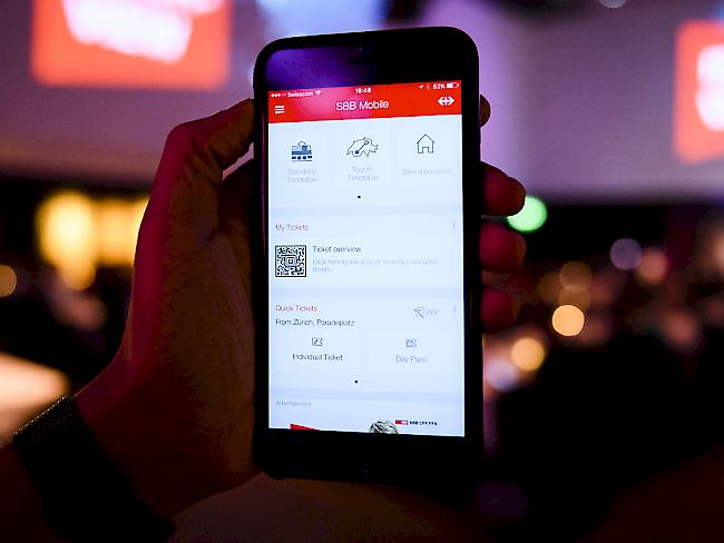 Die neue SBB-App bietet neue Funktionen. So kann etwa das Halbtax-Abonnement darauf hinterlegt werden.