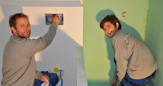 Ausbildner Carlo Brigger (links) mit Lehrling Jean-Marc Lowiner.