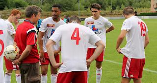 Assistenztrainer Daniel Hermann (rotes Shirt) und der FC Oberwallis Naters: Im Abstiegskampf sind jetzt dringend Siege gefragt.