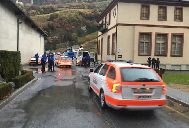 Die Walliser Kantonspolizei rückte mit 80 Mann auf, um den Treff der Rechtsextremen in Saxon zu überwachen. 