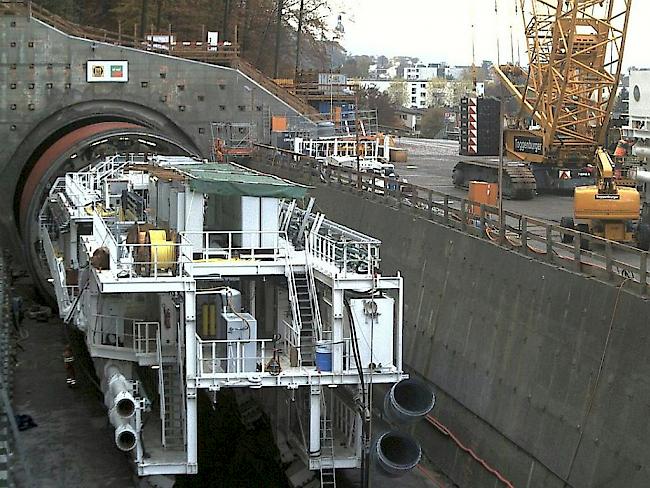 Die 2400 Tonnen schwere Tunnelbohrmaschine frisst sich ein Jahr lang durch den Eppenberg im Kanton Solothurn. Der neue, doppelspurige SBB-Tunnel ist das Herzstück des Vierspurausbaus der Strecke Aarau-Olten.