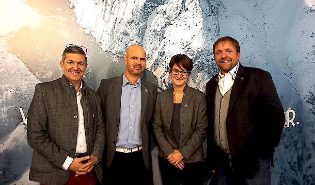 Damian Constantin, Direktor von VWP, Jean-Daniel Clivaz, neu gewähltes Vorstandsmitglied von VWP, Karin Perraudin, Präsidentin von VWP, und Vincent Bonvin, neu gewähltes Vorstandsmitglied von VWP (von links nach rechts).