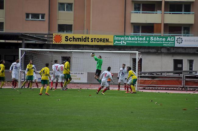 Goalie Florian Zuber wird auch gegen Martinach im Tor des FC Oberwallis Naters stehen.