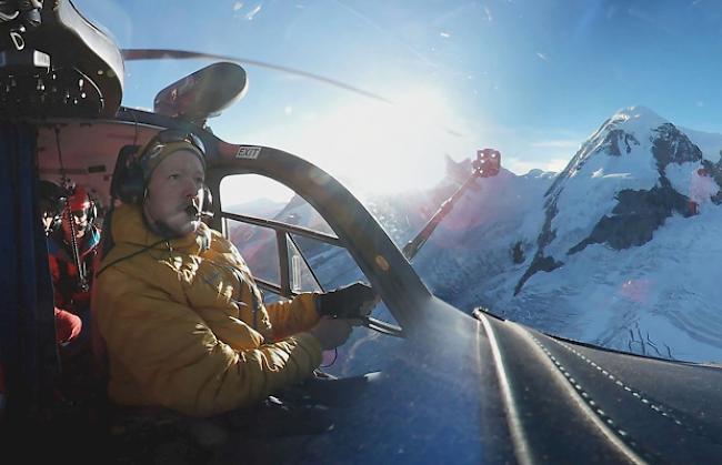 Matthias Taugwalder während den Dreharbeiten an Bord eines Air-Zermatt-Helikopters.