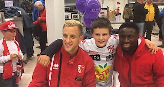 Ein junger Fan mit Reto Zieger und Jagne Pa Modou