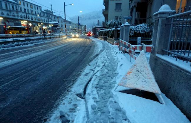 Schnee bedeckte am Morgen ...