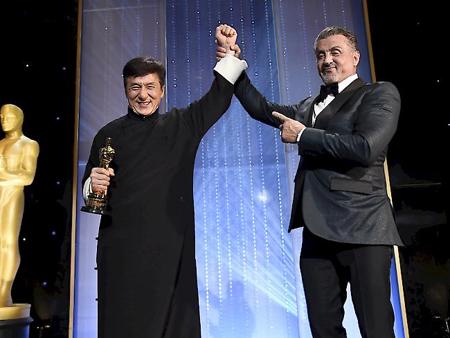 Preisträger Jackie Chan und Kollege Sylvester Stallone bei den 2016 Governors Awards (Ehrenoscars) im Dolby Ballroom in Los Angeles.