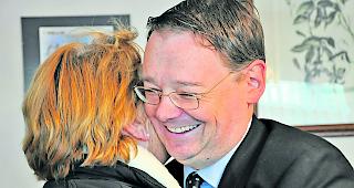 SVP-Hochburg. Im Saal des Hotels Touring in Naters konnte der frischgew&auml;hlte und strahlende Pr&auml;sident unz&auml;hlige Gratulationen und Umarmungen in Empfang nehmen.  