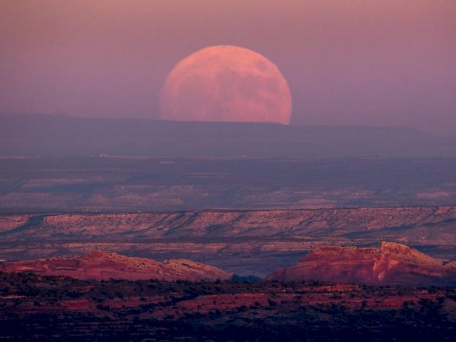 Der Hochnebel verdeckte am Montagmorgen den Blick auf den Supermond. Dafür wurde im amerikanischen Utah ein riesiger Mond fotografiert.