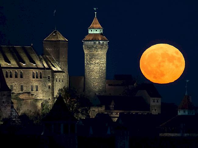 Während von Schweizer Städten aus der Supermond wegen des Hochnebels nicht zu sehen war, konnte im deutschen Nürnberg die riesige gelbe Scheibe neben der Kaiserburg bestaunt werden.