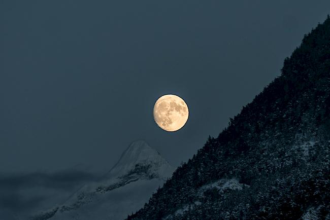 Auch im Wallis ist der Supermond heute kaum zu sehen. Zum Trost hier eine Aufnahme vom 12. November des noch nicht ganz vollen Monds beim Bortelhorn.