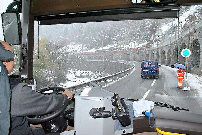 Auch bei Regen und Schnee gewährleisten Securitas-Mitarbeiter dem Postauto pünktliches Vorwärtskommen an der Baustelle.