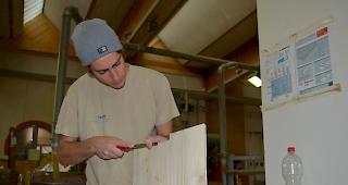 Nathan Werlen macht die Ausbildung zum Schreiner.