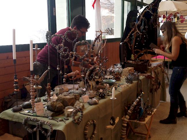 Einheimisches am Weihnachtsmarkt in Bürchen.