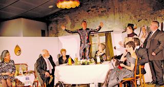 &laquo;DHochzit&raquo;. Der angebliche Weltmeister (Mitte) ist in seinem Redeschwall kaum zu stoppen. 