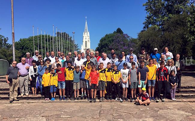 Die Delegation aus Brig-Glis, hier mit ihren Gastfamilien in San Jeronimo Norte, besuchte am Sonntag...