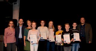 Preistr&auml;ger und Verantwortliche von links: Iris Weder, Marcus Marienfeld, Rita Wagner, Lina Solvang, Lisa Rovina, Tiziana Kuonen, Lukas Mengis, Lionel Vitellario, Jonas Hallenbarter und Thomas J. Grichting