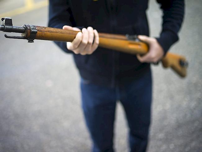 Mit einer einzigen Online-Abfrage hat die Polizei die Möglichkeit, Informationen zu Erwerb, Besitz oder Verbleib von Feuerwaffen aus den verschiedenen kantonalen Waffenregistern zu erhalten. (Symbolbild)