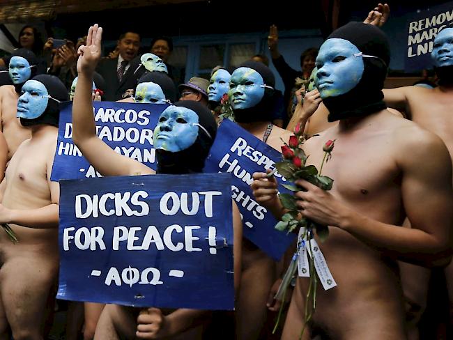 Diese Studenten gingen nackt auf die Strasse, um gegen die Umbettung von Marcos
