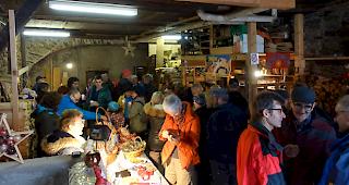 Besucherandrang in den Ausstellungsr&auml;umen auf dem Dorfplatz.