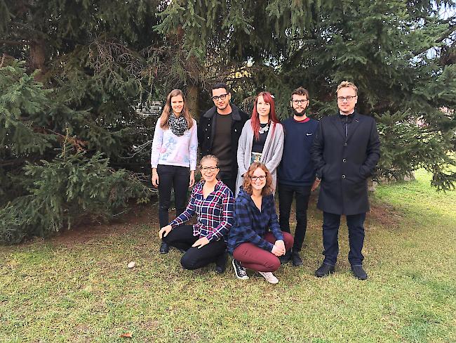 Von hinten links : Studierende der HES-SO Valais/Wallis : Tanja Schmid, Labinot Imeraj, Malika Goujon, Maxime Rappaz sowie Patrick Kuonen, FH-Professor. Von vorne links: Studierende der HES-SO Valais/Wallis : Céline Bouverat und Svenja Krummenacher.