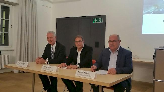 Stolz und Glücklich. Lonza CEO Richard Ridinger, EHC Visp Sport AG Verwaltungsratspräsident Norbert Eyer und Gemeindepräsident Niklaus Furger geben den Namen bekannt.