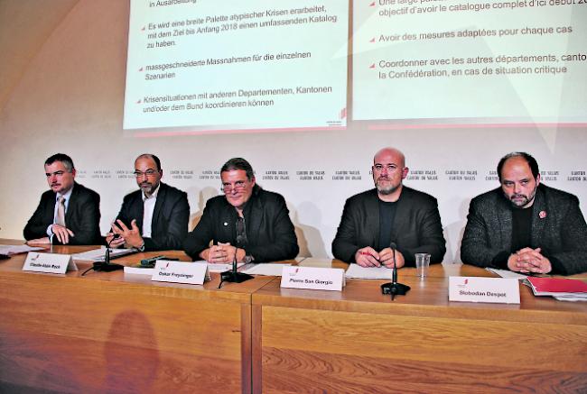 Bild der Medienkonferenz vom Dienstag. Hier sass der umstrittene Piero San Giorgio (vierte Person von links) noch direkt neben Freysinger.