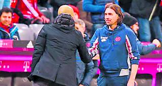 Unvergessen. Guardiola gratuliert Schmidt zum Sieg.