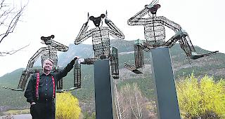 Edelbert W. Bregy mit seinen drei Affen vor deren Transport nach Solothurn.