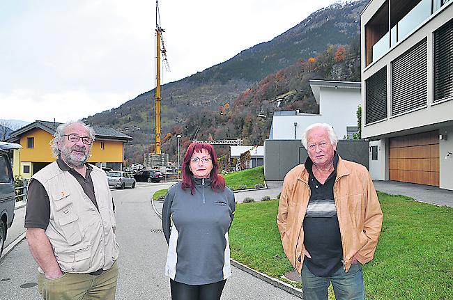 Müssen sich weiterhin in Geduld üben: Reinhard Gertschen, Yvonne Brennwald und Peter den Hartogh (v.l.), Einwohner der oberen Haselmattenstrasse in Naters.